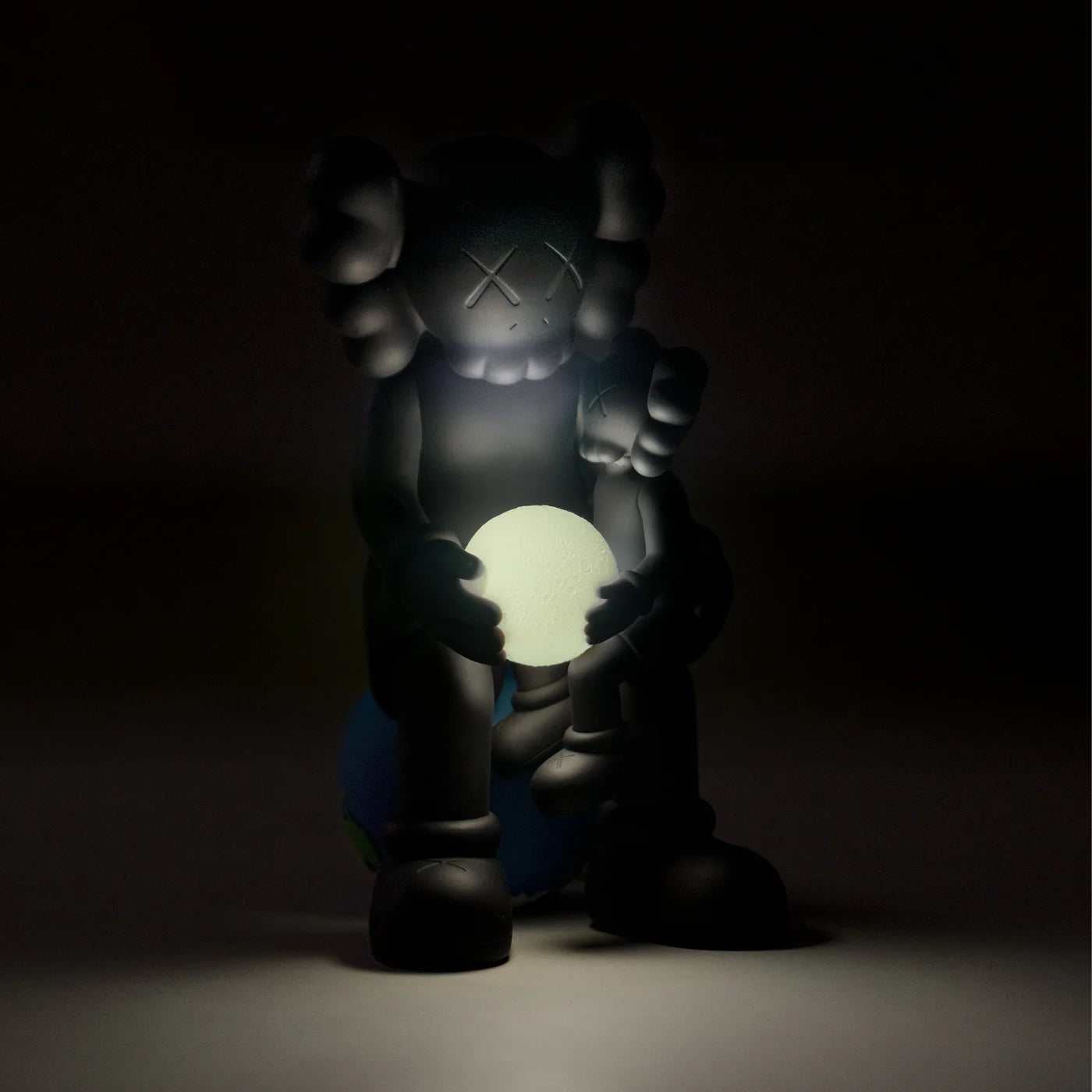 KAWS: HOLIDAY ブラックフィギュア KAWS-Holiday-Shanghai-Vinyl-