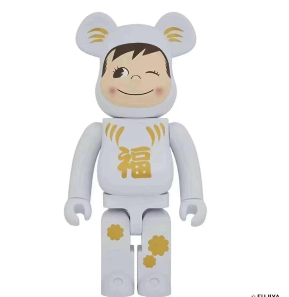 BE@RBRICK Daruma x Peko-chan white 1000% figurine featuring a smiling Peko-chan face with daruma-inspired motifs on a stark white body.